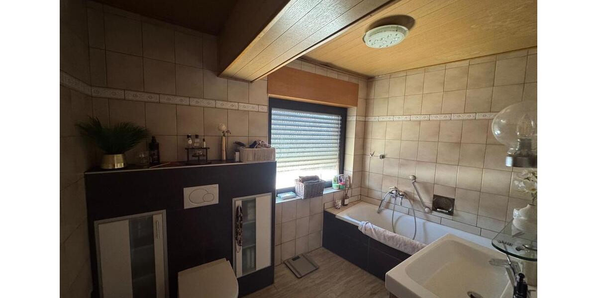 Etagenwohnung Erftstadt - 5 Zimmer, 159 m&sup2;, 1.550&euro; | Angebot:25751622