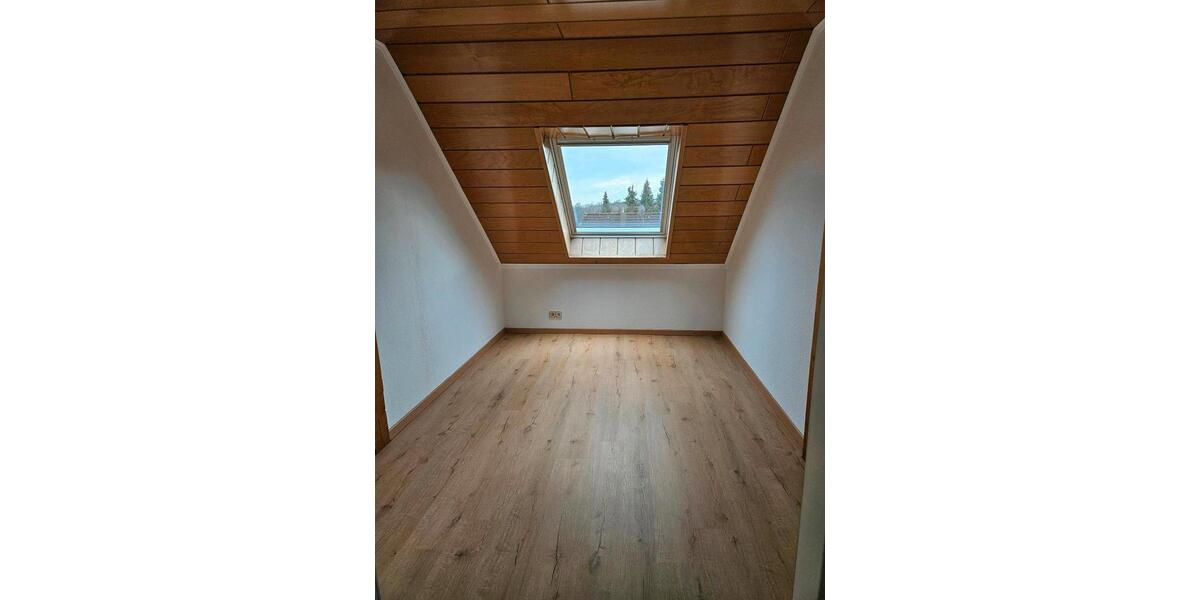 Dachgeschoßwohnung Erftstadt - 4 Zimmer, 83 m&sup2;, 800&euro; | Angebot:25959353