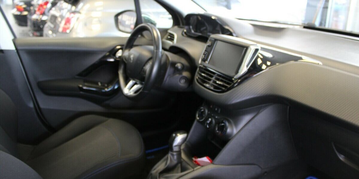 Peugeot 208 1.2 PureTech 82 Style - Panorama - 5-Türig - 89.226 km 8.980 &euro; Euskirchen 53881