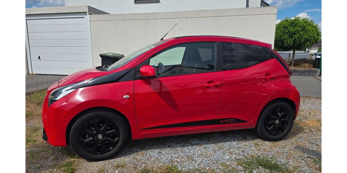Toyota Aygo (X) 58.500 km 7.999 &euro; Niederkassel 53859