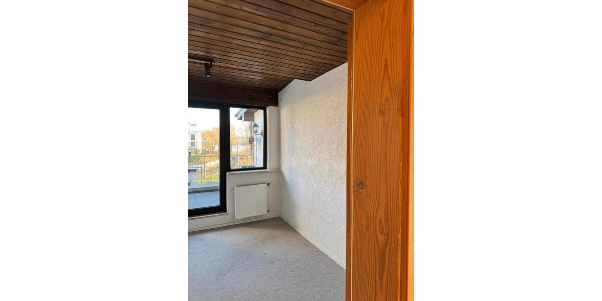 Dachgeschoßwohnung Königswinter - 3 Zimmer, 130 m&sup2;, 1.000&euro; | Angebot:25920056