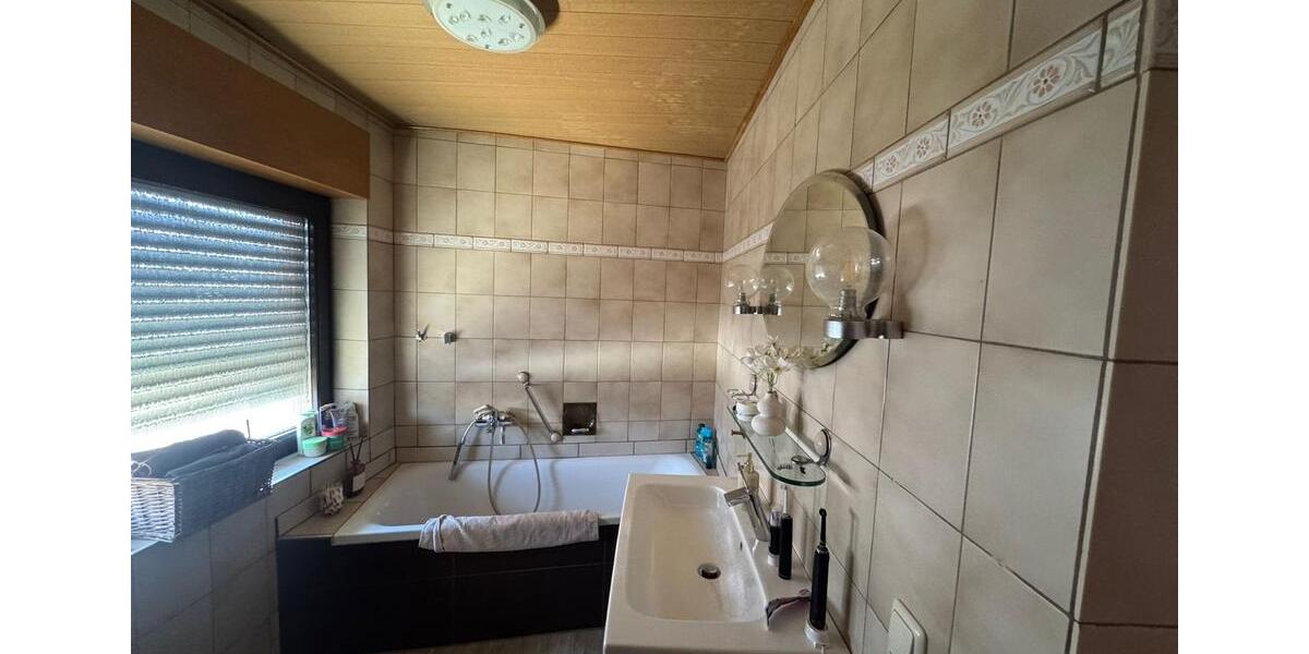 Etagenwohnung Erftstadt - 5 Zimmer, 159 m&sup2;, 1.550&euro; | Angebot:25751622