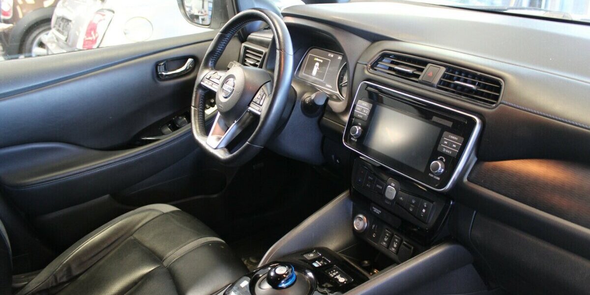 Nissan Leaf 40KWh Tekna 73.565 km 11.980 &euro; Euskirchen 53881