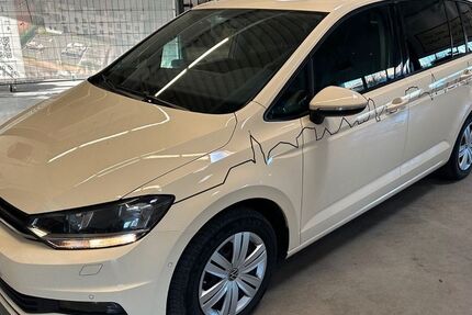 VW Touran 276.878 km 10.980 &euro; Euskirchen 53879